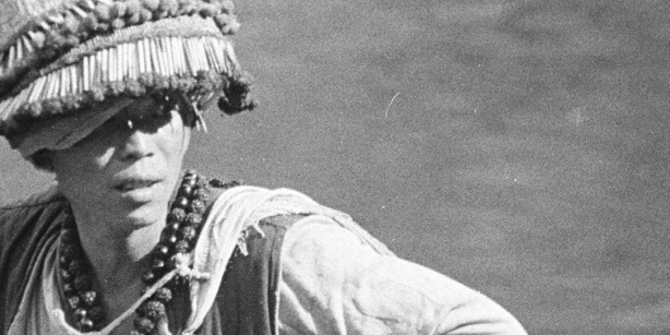 Person in traditioneller nepalesischer Kleidung